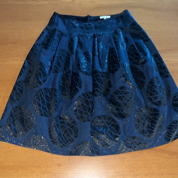 Vince Navy Blue Pleated Knee Length Skirt, Black Metallic Leaf Print, Size 6 - Picture 2 of 10